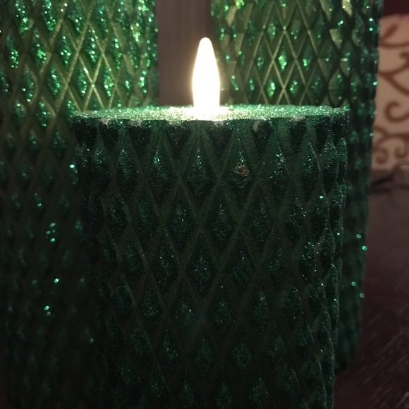 Three green flameless candles with remote control timer - Picture 5 of 9